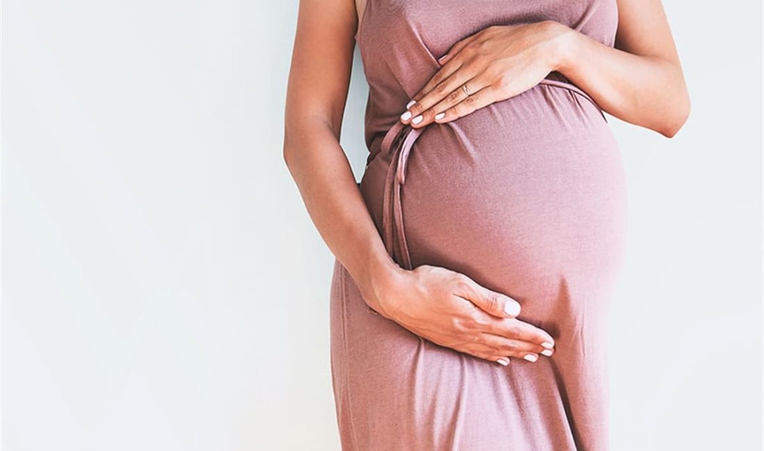 Diş etlerinde şişme veya kızarıklık görülmesinin doğrudan gebelikten kaynaklanmadığını, hormonal