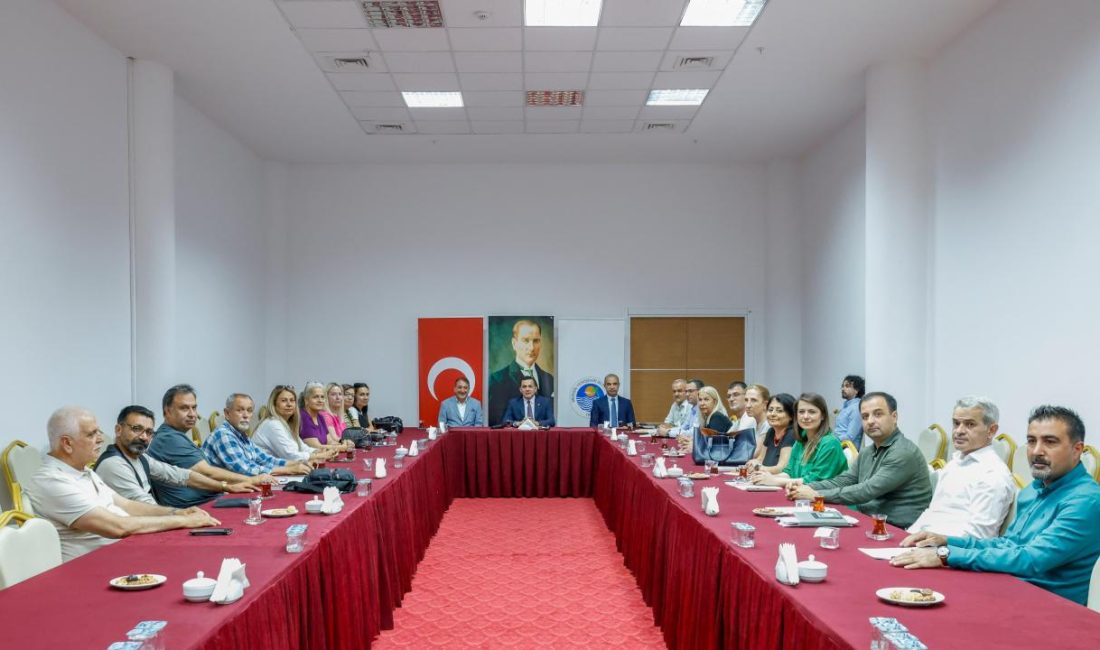 Yenişehir Belediyesi Atatürk Kültür Merkezinde gerçekleşen toplantıda belediye başkan yardımcıları