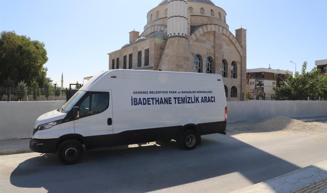 AKDENİZ’DE İBADETHANELER TEMİZLENİYOR, HALILAR YIKANIP DEZENFEKTE EDİLİYOR Akdeniz Belediyesi, vatandaşların