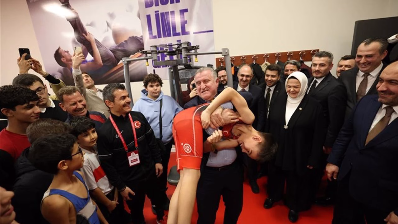 Bazı ülkelerdeki üniversite liglerinin halk nezdinde önem taşıdığını aktaran Bakan