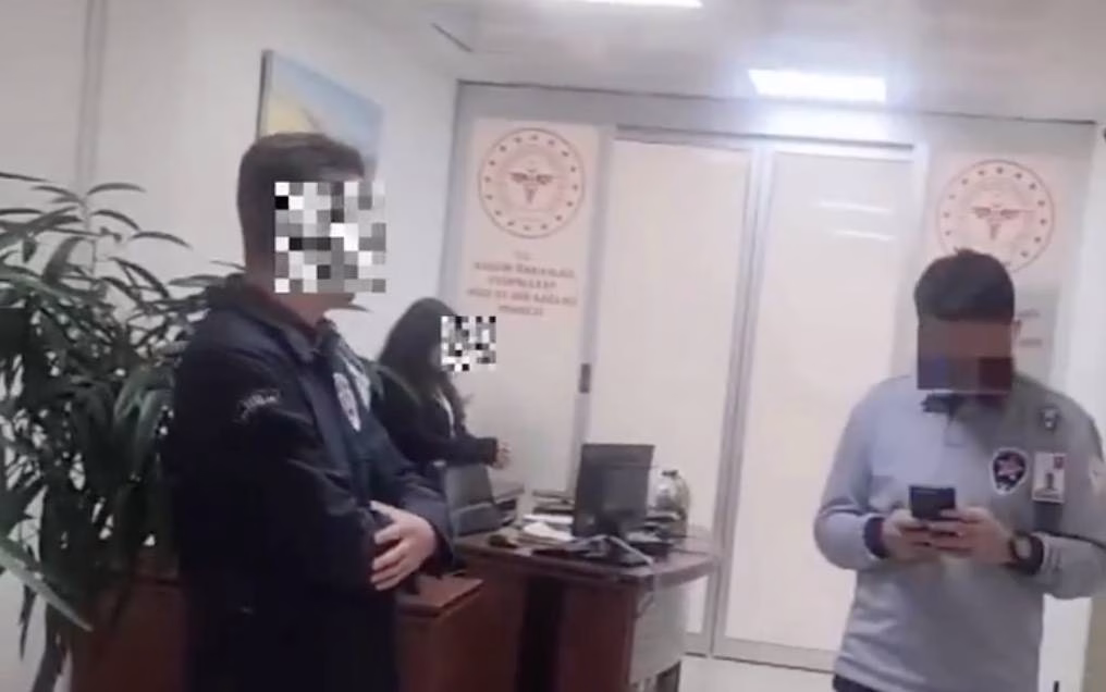 İstanbul Valiliğine verilmek üzere hastane başhekimliğine dilekçe vermek isteyen Hekim