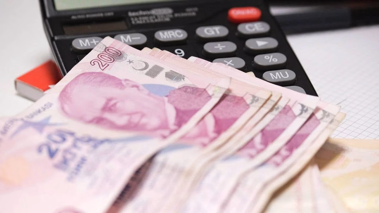 En düşük emekli aylığının 20 bin liraya yükseltilmesini öngören kanun