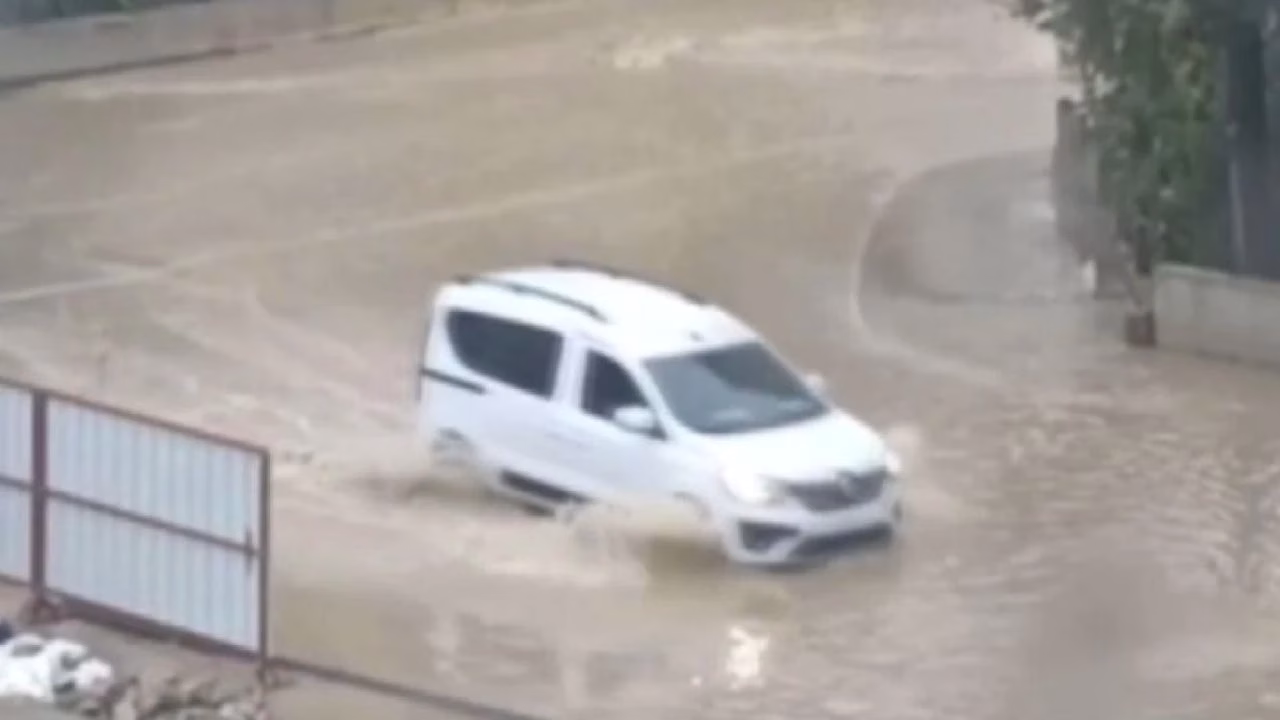 İzmir’de öğleden sonra başlayan ve zaman zaman şiddetini artıran sağanak