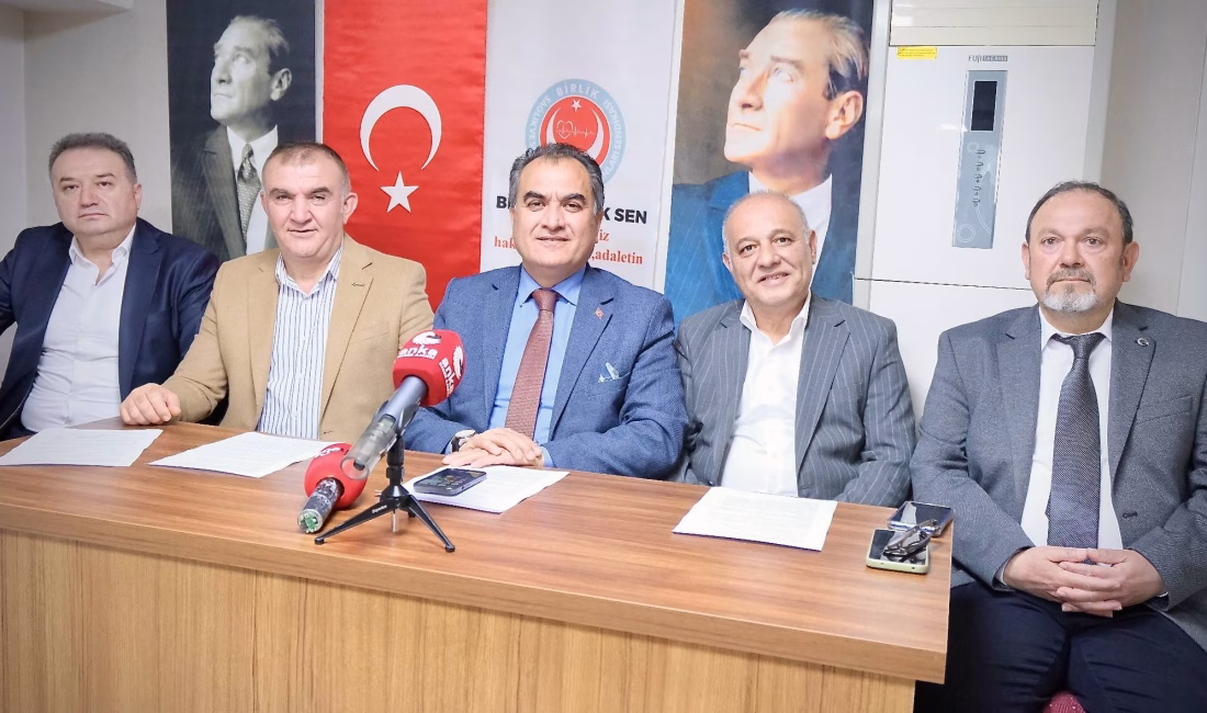 Yeni üyelere Atatürk rozeti takan Birlik Sağlık Sen Genel Başkanı