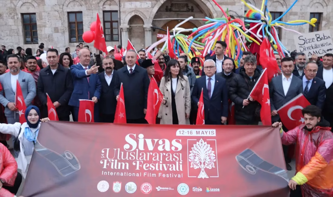 Sivas Uluslararası Film Festivali kortej yürüyüşüyle başladı. Festival 16 Mayıs’a