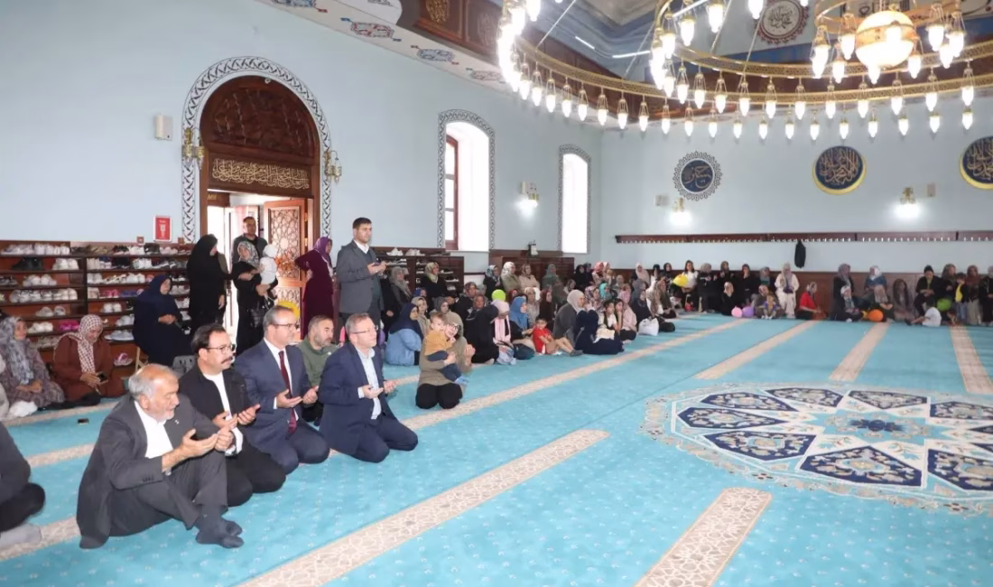 Programda öğrenciler tarafından Kur’an-ı Kerim tilaveti gerçekleştirildi, dualar edildi ve