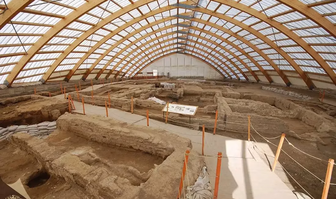 Konya’nın Çumra ilçesindeki Çatalhöyük Neolitik Kenti, bitişik evleri, çatılardan sağlanan