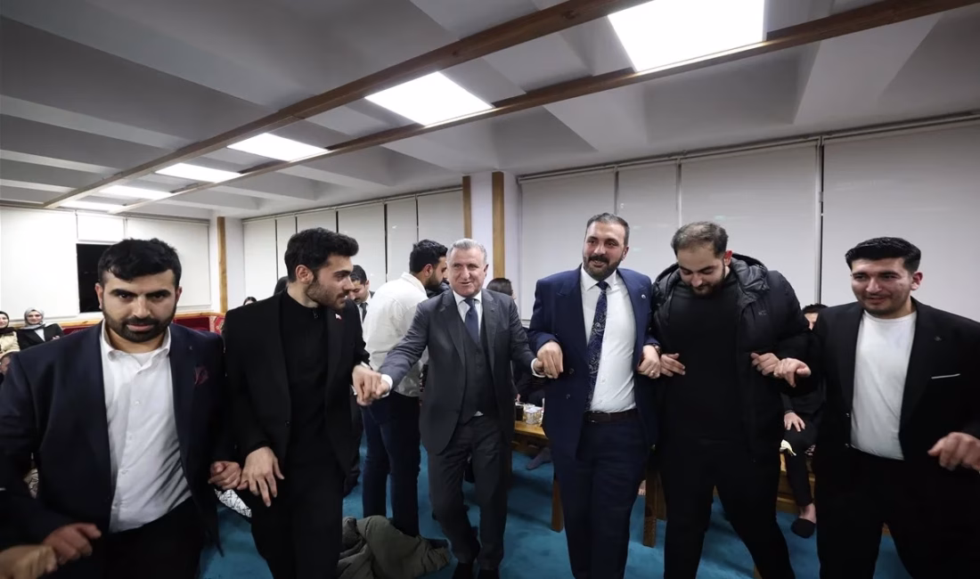 Gençler ve sporcularla da bir araya gelen Bakan Bak, “Bakanlığımızın deprem bölgesine