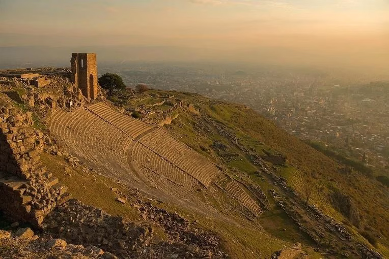 İzmir’de bulunan Bergama Antik Kenti, Helenistik ve Roma dönemlerinden günümüze