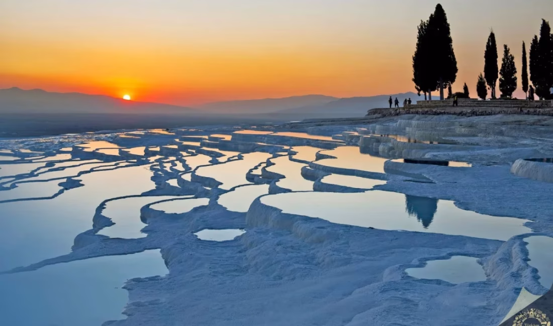 Denizli’de termal suların binlerce yılda şekillendirdiği beyaz travertenlerle Hierapolis Antik