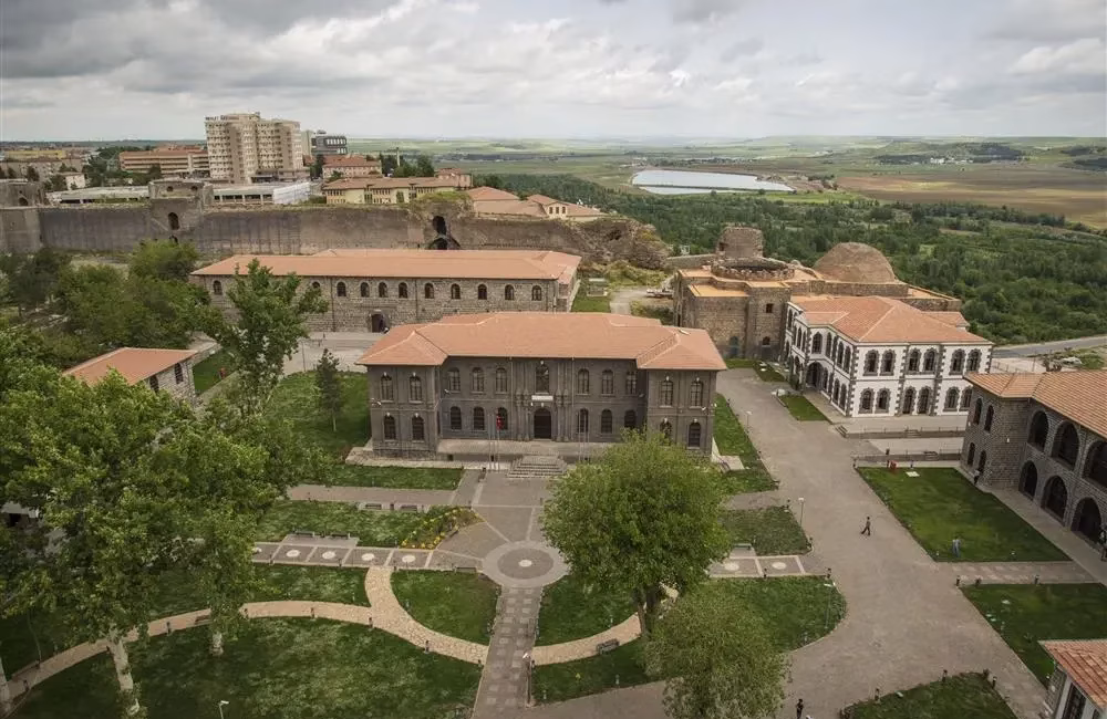 Mezopotamya’nın köklü yerleşimlerinden Diyarbakır’da İçkale, farklı uygarlıklardan günümüze ulaşan tarihî