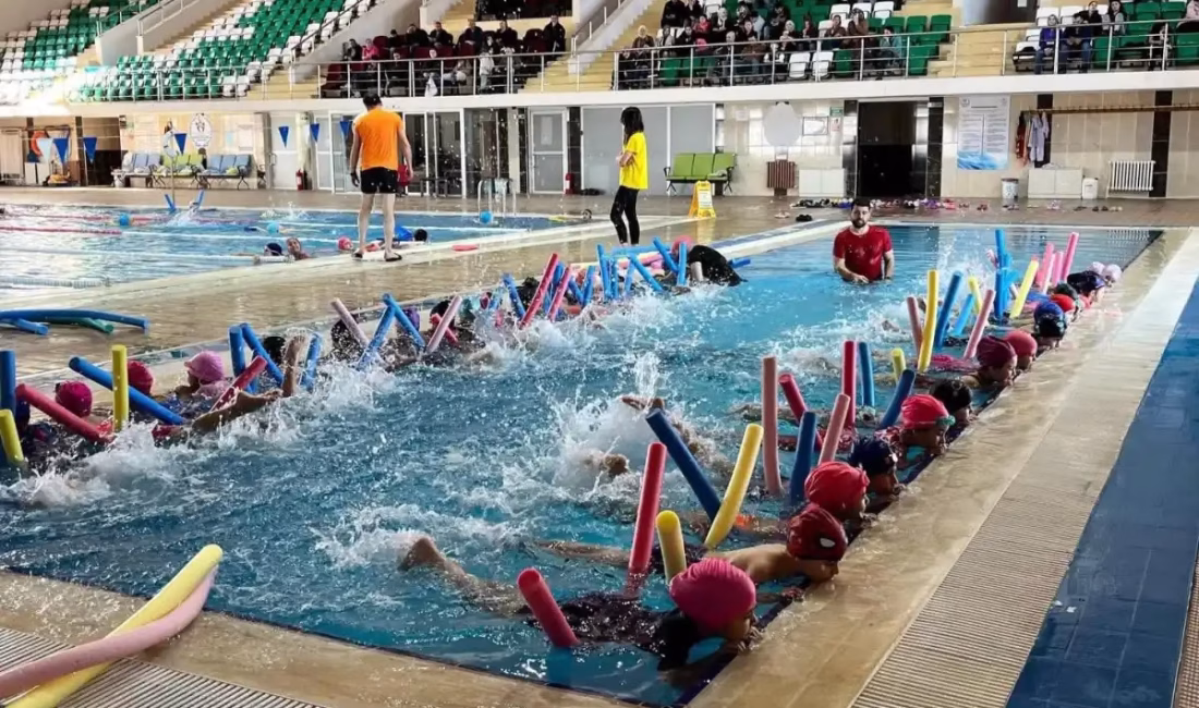ANKARA BHA  Çocuklar ve gençler, uzman antrenörler eşliğinde hem yüzme