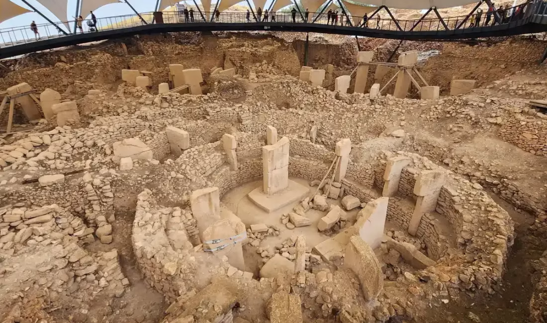 Şanlıurfa yakınlarında bulunan Göbeklitepe, yaklaşık 12 bin yıllık geçmişi ve