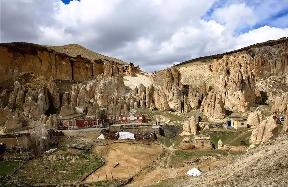Van’ın Başkale ilçesinde volkanik kayaçların yağmur ve rüzgârla aşınması sonucu